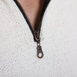 Sweater med kort lyn i 100% Ren Ny Uld. 