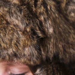 Pelshat, fakefur, brunmeleret