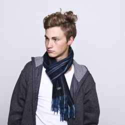 Halstrklde. Blstribet. 100% bld uld.