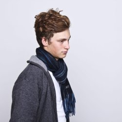 Halstrklde. Blstribet. 100% bld uld.