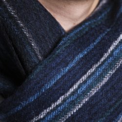 Halstrklde. Blstribet. 100% bld uld.