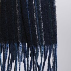 Halstrklde. Blstribet. 100% bld uld.