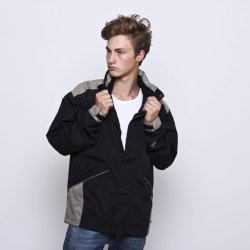 Jakke Pinewood. Tilbud fra Sams Nature. Let foret, ndbar, vindtt og vandafvisende.