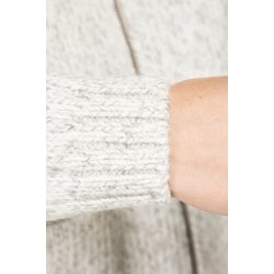 Varm strikket jakke med lynls og lommer. 100% uld.