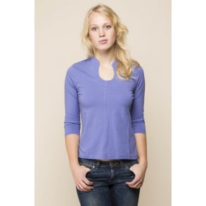 Bluse med 3/4 rmer og flot nglehulshals.