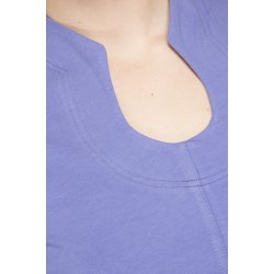 Bluse med 3/4 rmer og flot nglehulshals.