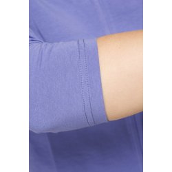 Bluse med 3/4 rmer og flot nglehulshals.