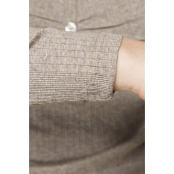 Lysegr meleret bomuldsbluse med stolpelukning. The Earth Collection