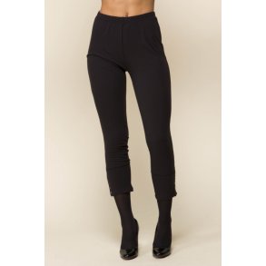 Sorte gamacher leggins fra Micha med sde knapper ved benet. Tilbud
