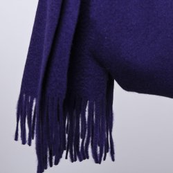 Halstrklde i bld uld. Ensfarvet lilla.