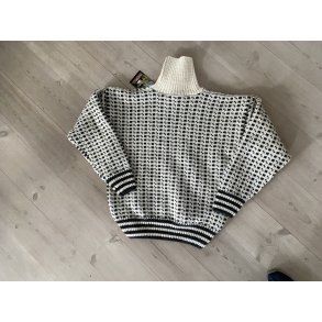 sweater str. L + returkuvert