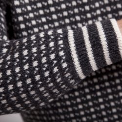 Strikket tr�je med kort lyn. 100% Ren Ny Uld. Tilbud