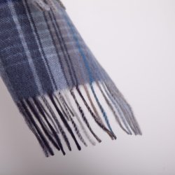 Halstrklde. Ternet jeansbl. 100% bld uld. Tilbud.