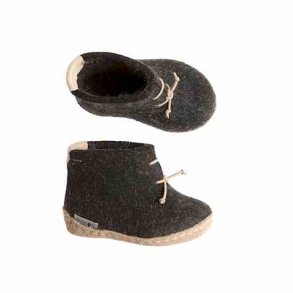 Babystvle i filtet uld fra Glerups. Koks.