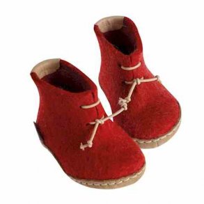 Babystvle i filtet uld fra Glerups. Rd.