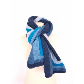 Hndstrikket uld halstrklde i blligt farvespil